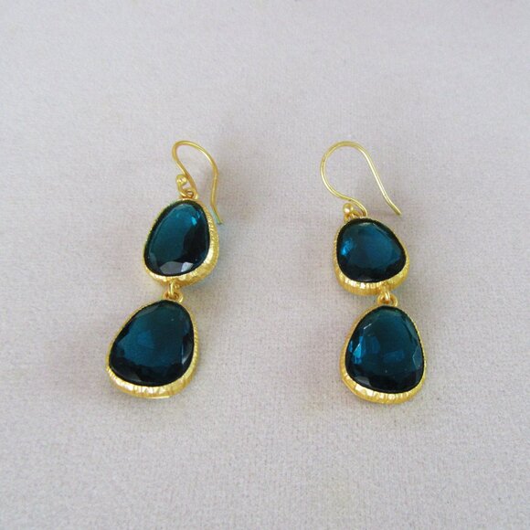 Deep turquoise rhinestone dangling pierced earrings in goldtone frames - WOW!!! - Picture 3 of 5